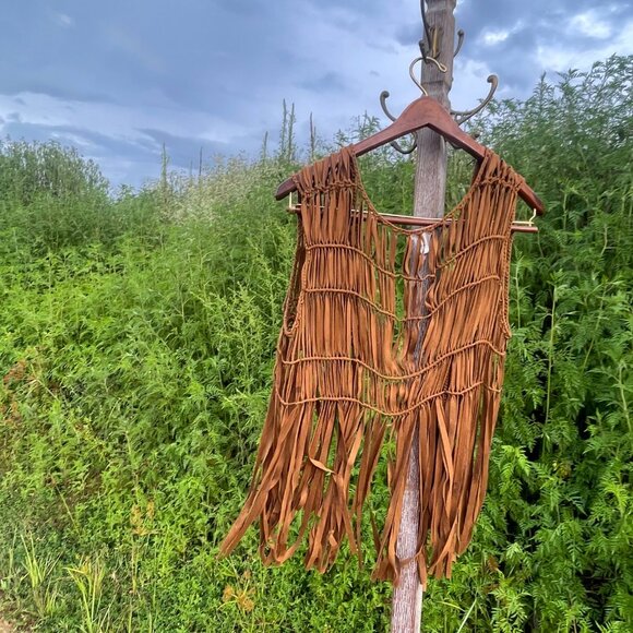 Chico's Sz. 0 (Small/4) Waterfall Fringe Brown Faux Suede Boho Macrame Vest - Picture 8 of 16